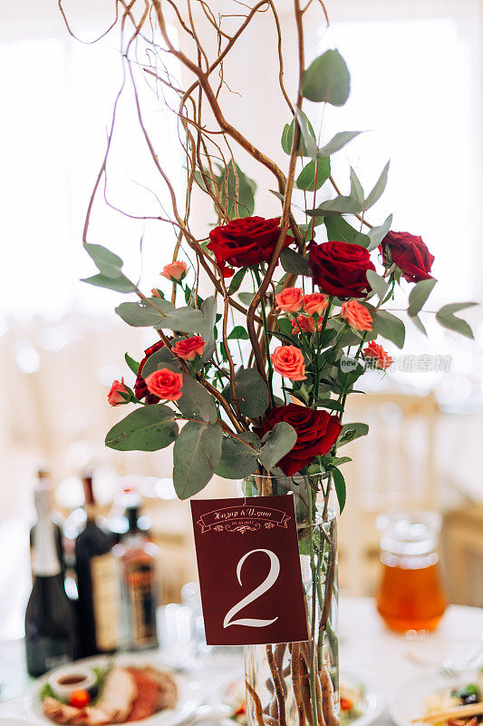 二号在客人桌上的花瓶旁。婚礼花卉装饰