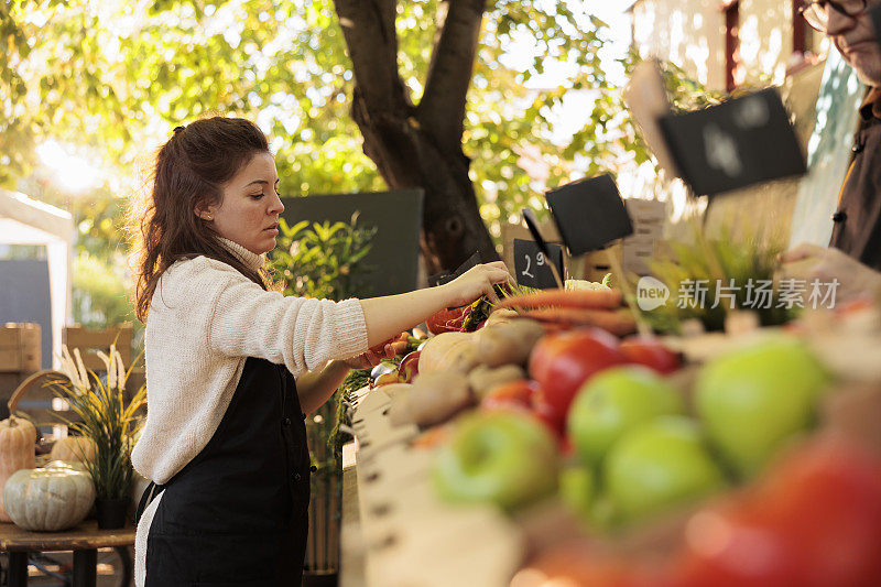 一名小贩在售卖当地种植的时令水果和蔬菜