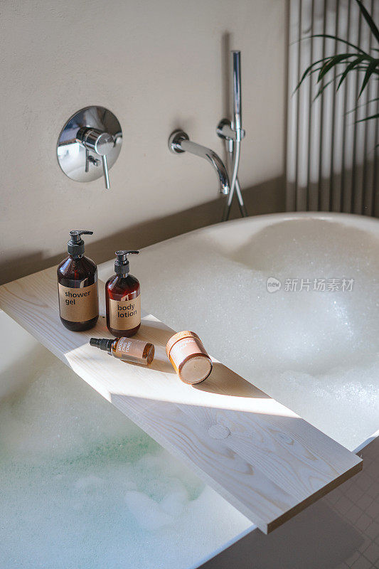 室内浴缸木架上的身体护理美容产品