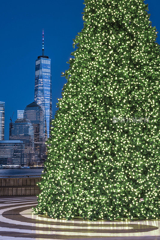 自由塔和圣诞树
