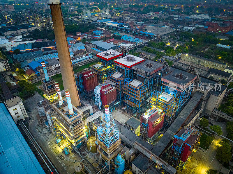 化工精炼厂和建筑材料夜景鸟瞰图