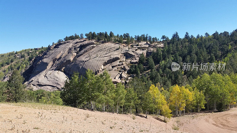 秋天，科罗拉多州跛脚溪的森林和山景