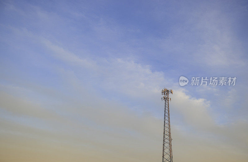 5g通信塔，蓝色和黄色戏剧性的天空背景。本空间