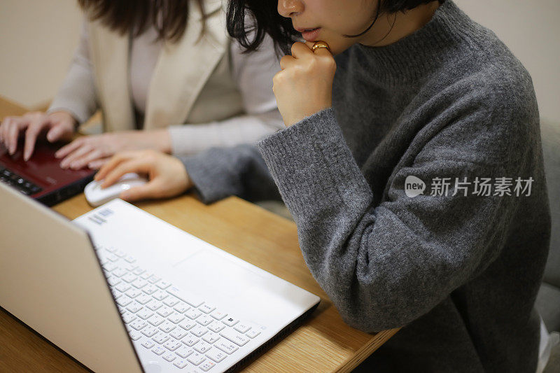 一个正在学习如何使用电脑的女人