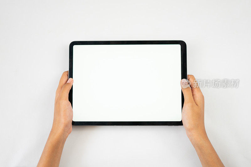双手握着空白屏幕的平板电脑
