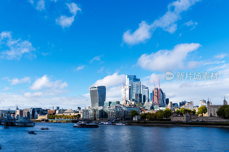 从泰晤士河俯瞰伦敦全景。联合王国。