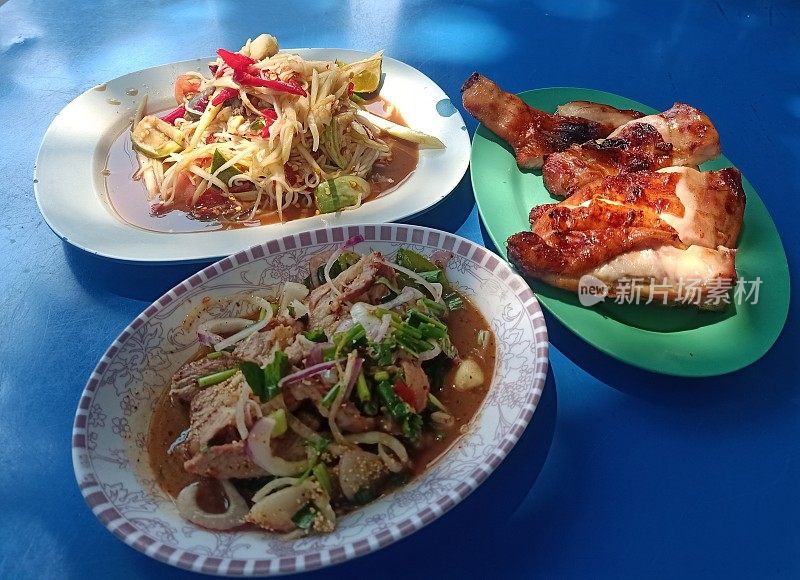 木瓜沙拉配螃蟹，发酵鱼，南托克猪肉和烤鸡