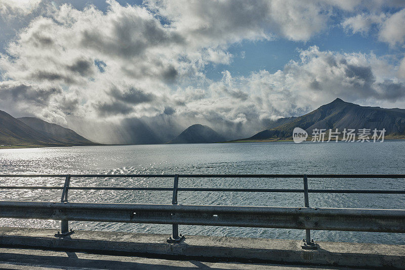 在一个阴天里，以大海和山脉为背景的风景