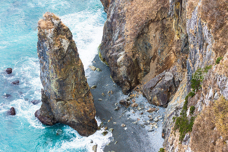 沿着三陆海岸海岸线的岩石顶峰-岩手，日本北部