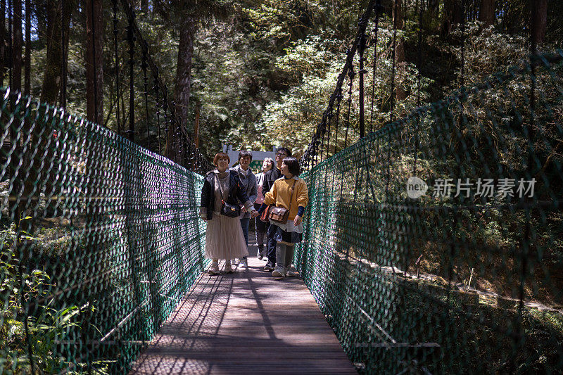 亚洲华人家庭到台湾阿里山森林旅游