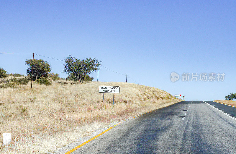 在纳米比亚Khomas地区温得和克附近的B6路保持左侧道路标志