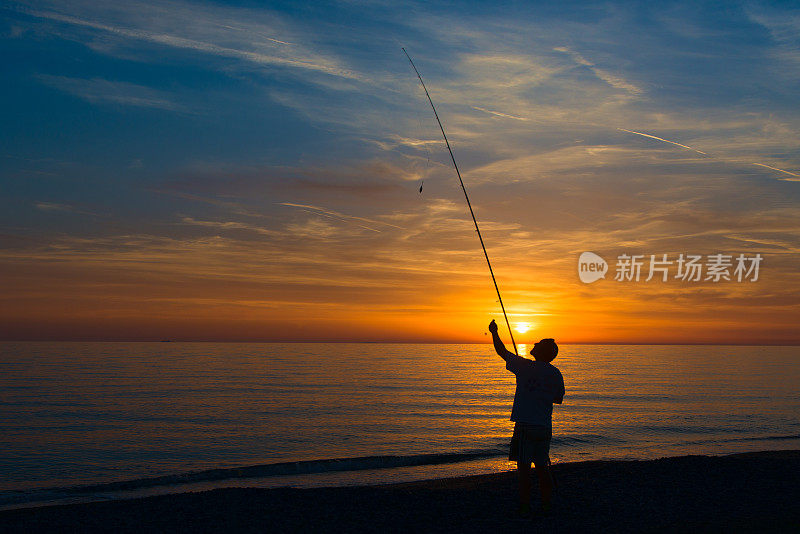 渔夫在海边系鱼竿