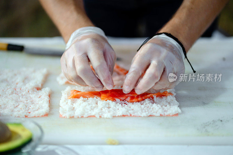 寿司师傅为社交活动准备寿司卷