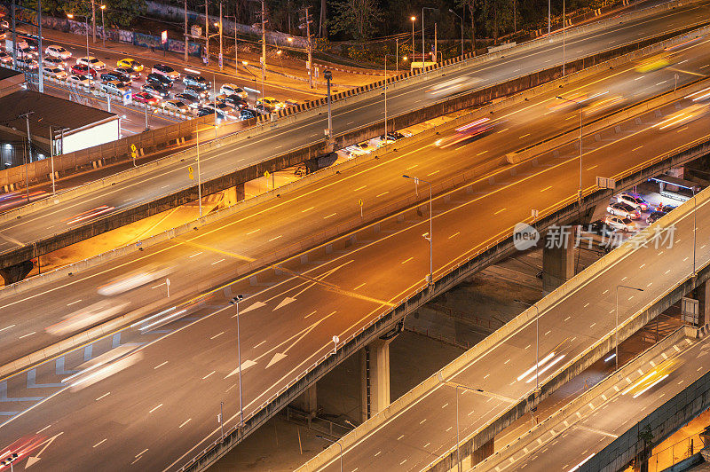 城市城市景观天际线高峰时间的汽车驾驶在高速公路上与曼谷黄昏的风景