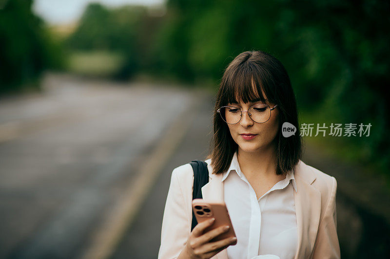 一个年轻女人去上班，在城市大街上