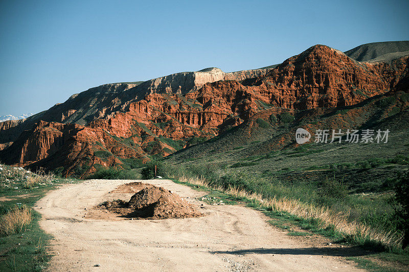 山路通往红岩