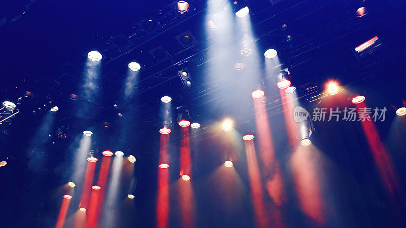 天花板上的聚光灯用舞台薄雾照亮音乐会舞台