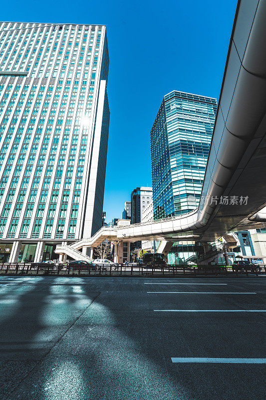 东京吉士那空无一人的道路