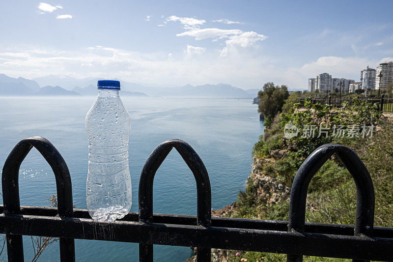 海边地上的水瓶