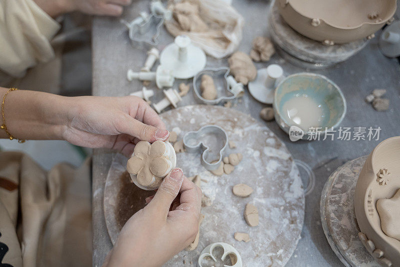 一个人正在制作手工陶器