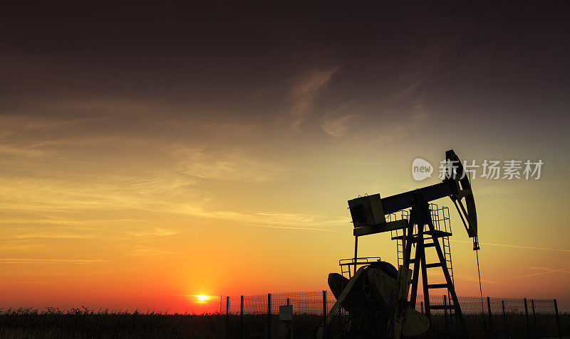 在日落时运行的油井和气井