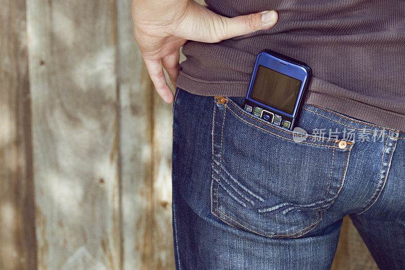 牛仔裤口袋里的智能手机，拷贝空间