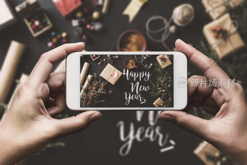 手用智能手机，在社交媒体上分享新年准备