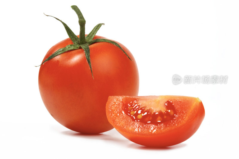 一个完整的番茄和一片切片
