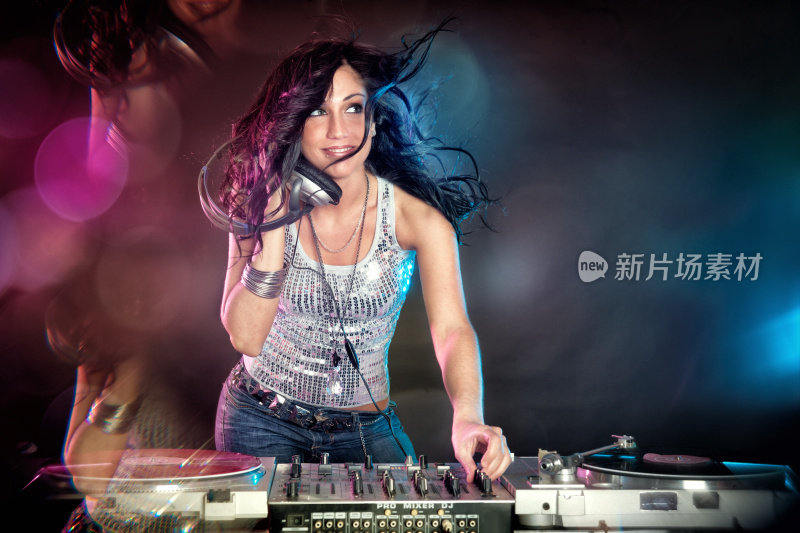 女DJ播放音乐和跳舞