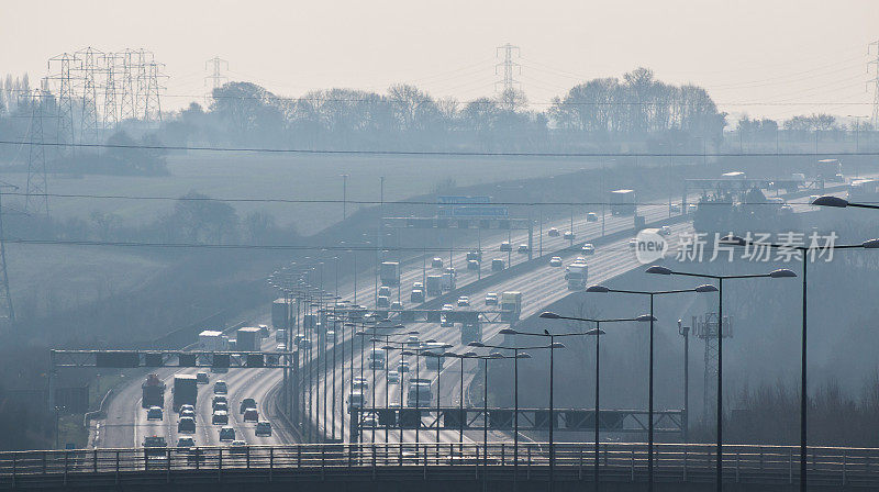 英国高速公路的高峰时间，在一个有雾的下午