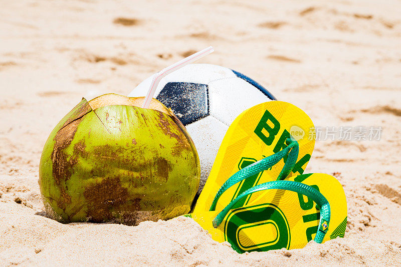 足球，椰子和沙滩上的Flipflop