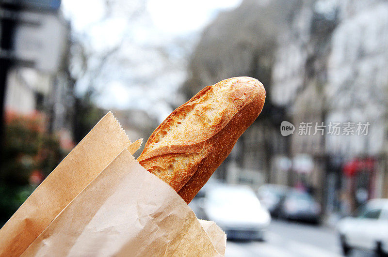 新鲜的法式长棍面包与巴黎的景色