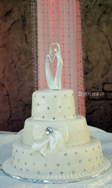 白色婚礼蛋糕，小雕像