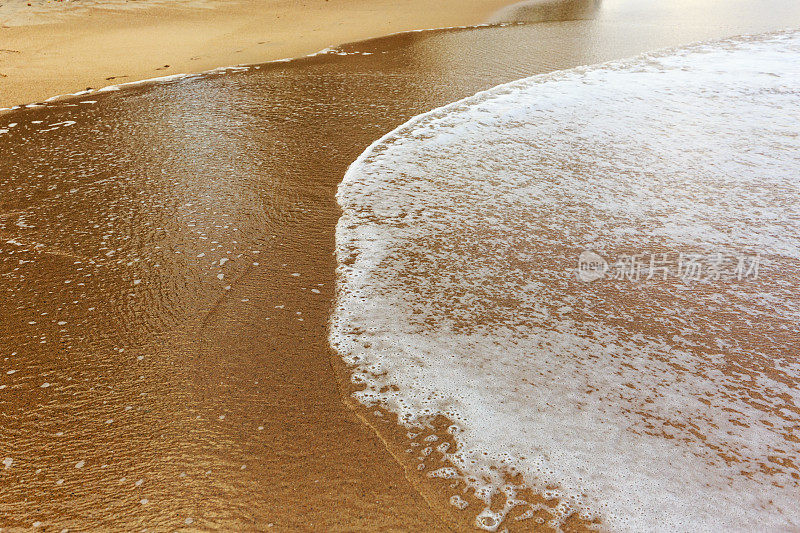 柔软的海浪在沙滩上