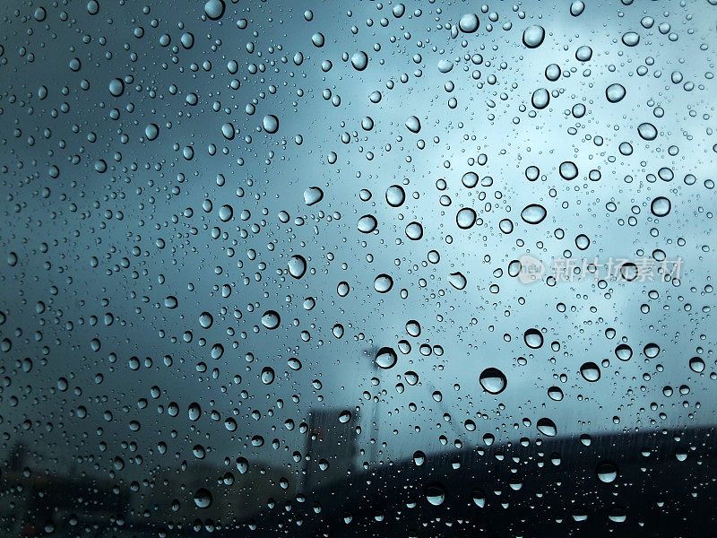 小雨打在玻璃上