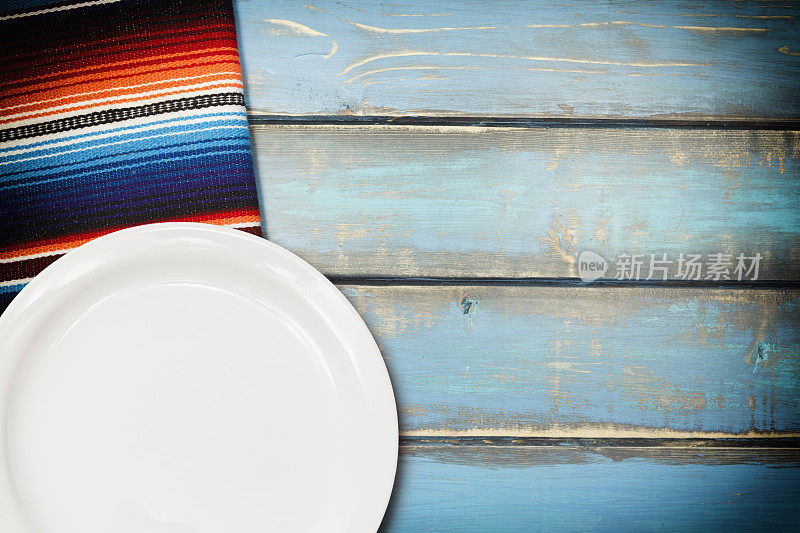 墨西哥毛毯和白色盘子