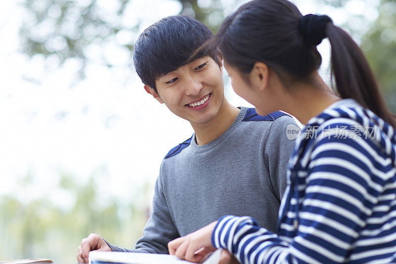 大学生在校园里一起学习