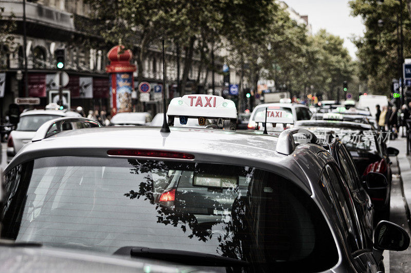 巴黎的出租车停在一条繁忙的街道上