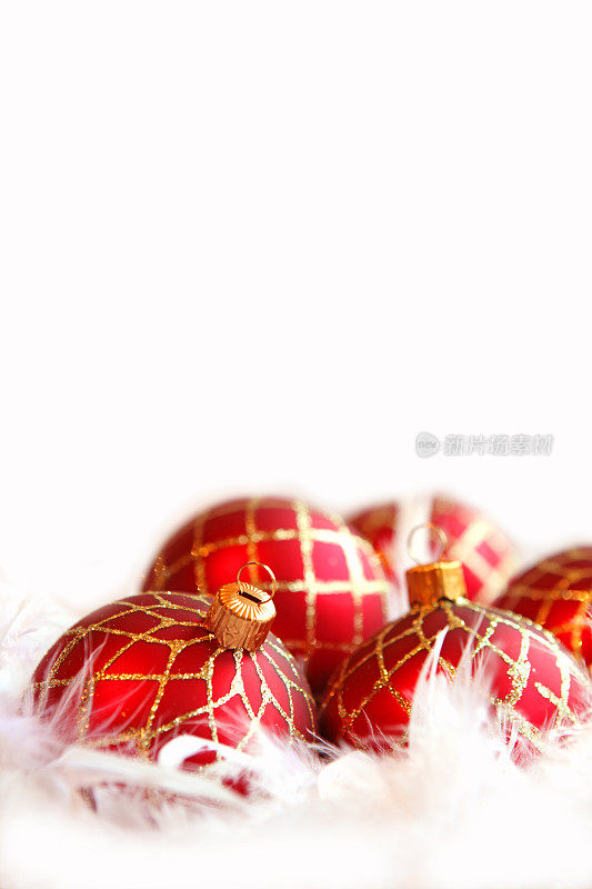 红色金色圣诞球在白色的背景