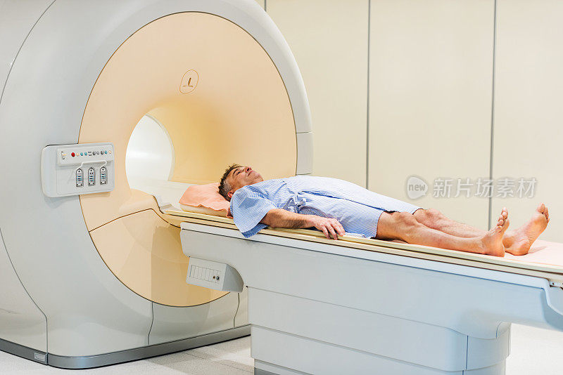 男性患者接受MRI扫描。