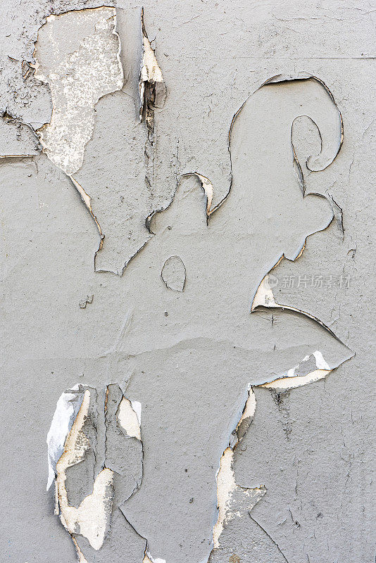 特写的墙壁部分与沉重的剥落灰色油漆