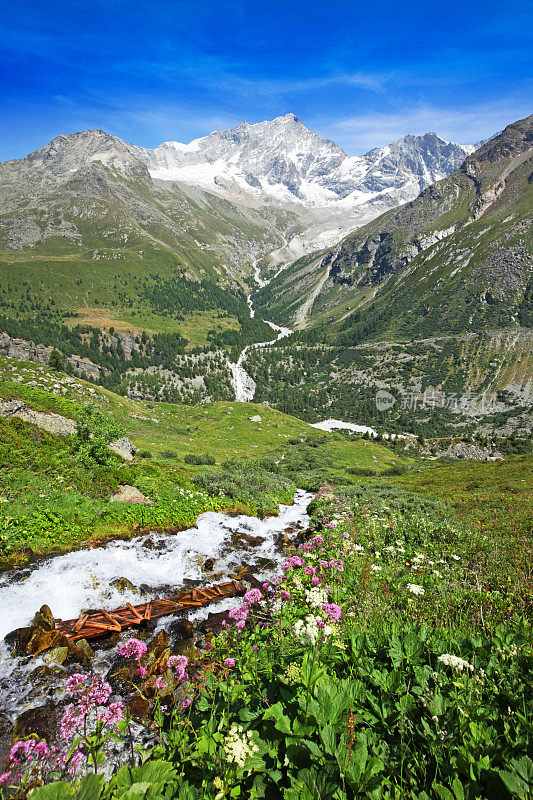 瑞士Zinal山谷的山地景观