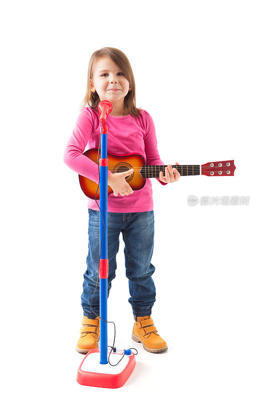 快乐的小女孩在弹原声吉他