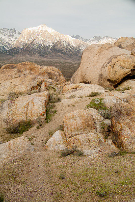 加利福尼亚阿拉巴马山的花岗岩岩层