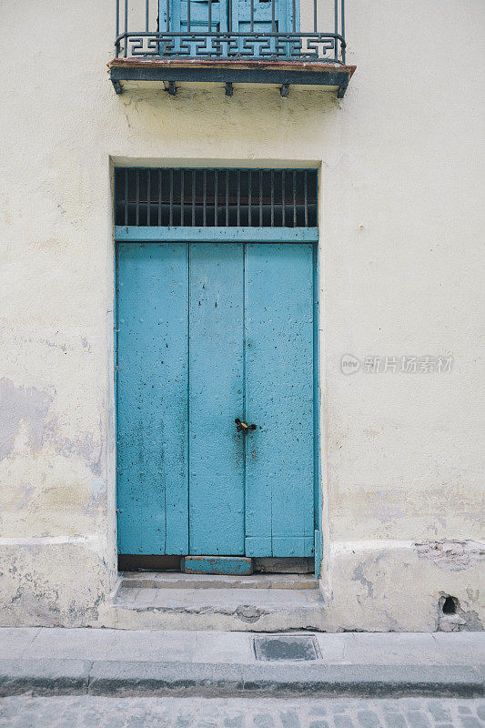 古巴老哈瓦那的殖民蓝色门