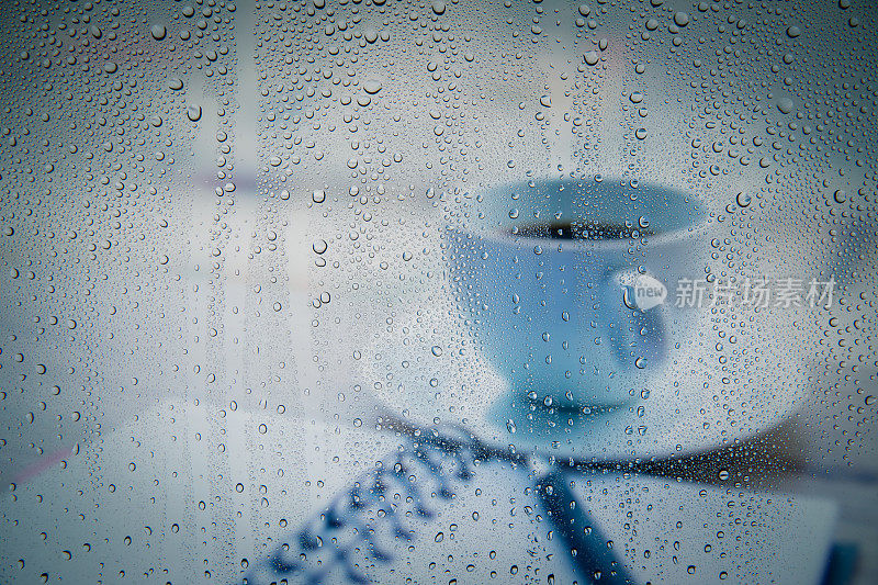 下雨天的咖啡杯