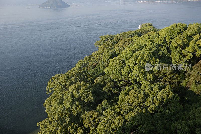 森林和内海，日本广岛县海岸线，春天