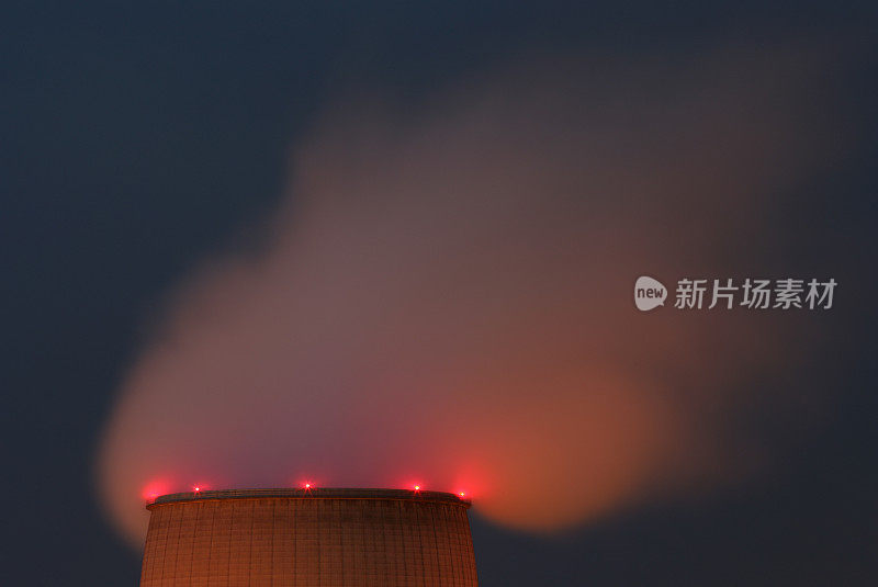 夜间蒸汽冷却塔