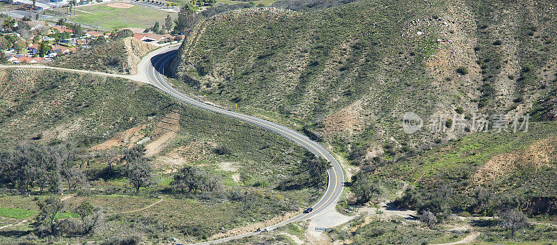 蜿蜒的加州山路鸟瞰图