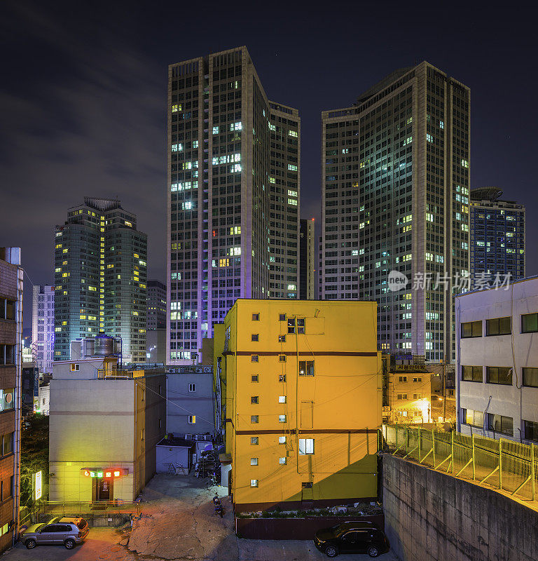 韩国首尔的摩天大楼上闪烁着夜城之星